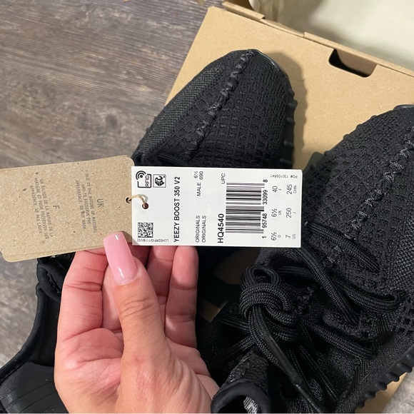 Adidas Yeezy Boost 350 v2 - Picture 5 of 6